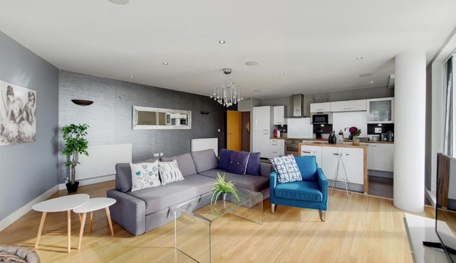 Deluxe three bedroom Apartment by London ExCeL Stays