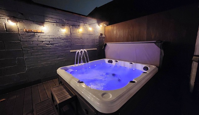 Derby City Centre Apartment With Roof Top Hot Tub