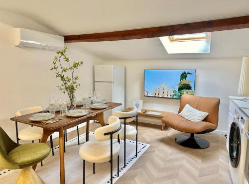 Designer Loft Apartment in Milan, Istria Subway Exit, Convenient Transportation