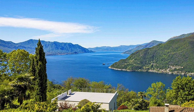 Detached 2-bedroom house with large plot, lake view and whirlpool