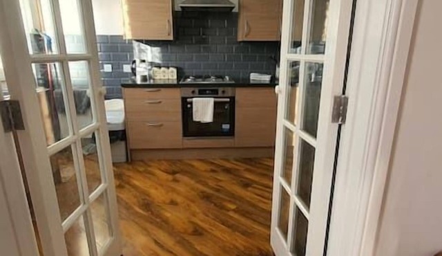 Detached 3BR, Ensuite & Bath, Wi-Fi, Smart TV, Self Catering, Work, Tourist