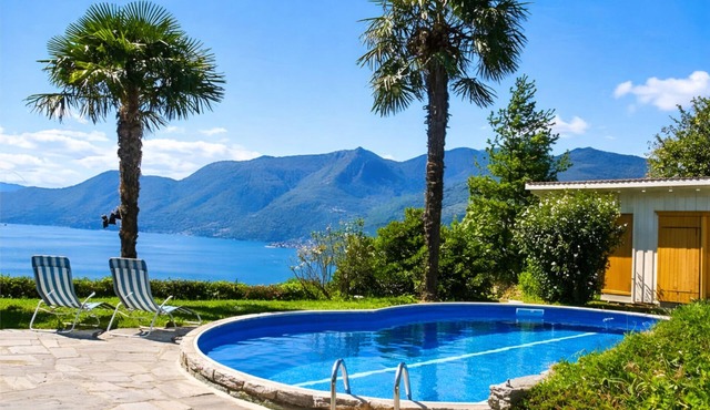 Detached 4½-room house with pool and breathtaking view of the lake