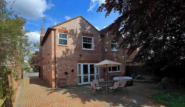 Discover 1340 Lincoln Road, a spacious 6-bed detached house in serene Werrington Village