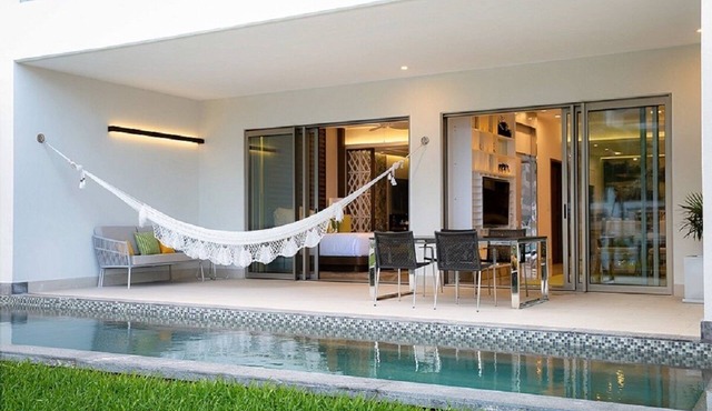 Dive into Luxury: 1 Bedroom Swim-Up Experience