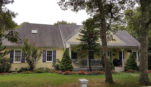 Dog friendly, Clean Studio with Separate Entrance 2.4 miles to Beach