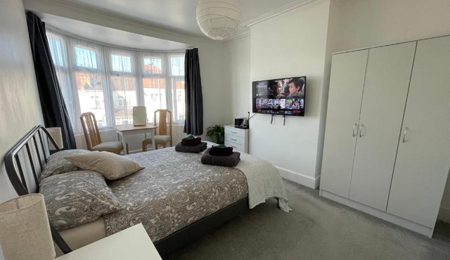 Double Bedroom with TV in Sudbury Hill Wembley - 10 mins from Wembley Stadium