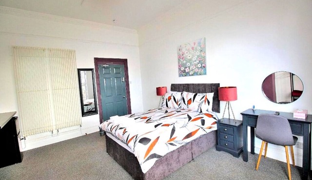 Double Room with Shared Bathroom - Hamilton