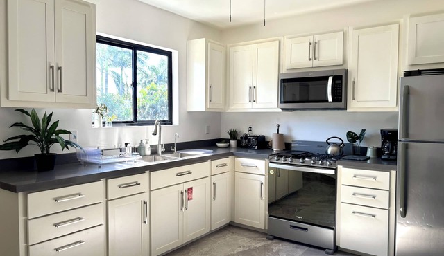 Downtown 1 or 2 Bedroom Stay - Walk to Ferry