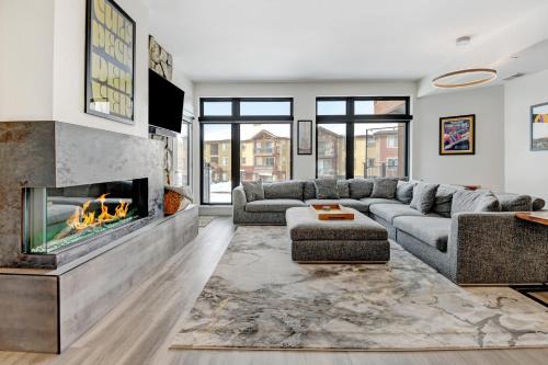 Downtown WP Condo 1209 I Hot Tub I AC I Great Views I Activity Program