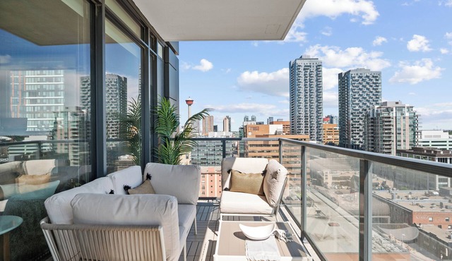 DT Views | Underground Parking | Central Downtown | Pool | Gym