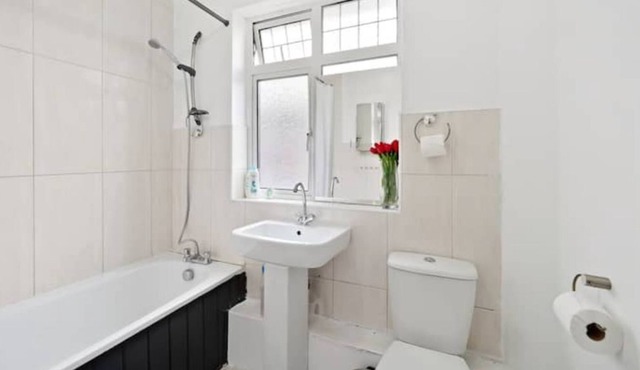 Dunstable 3 bedroom houseParking