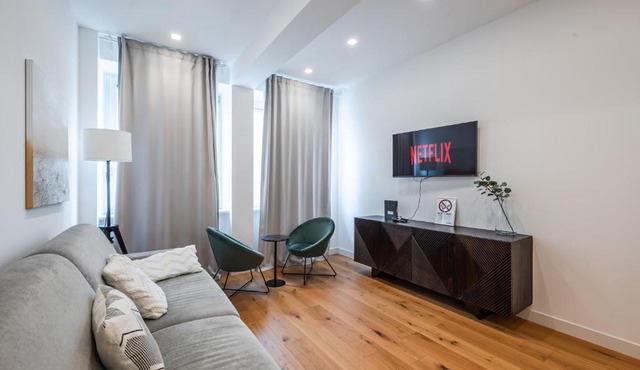 Duomo Area Luxury Design & Netflix Mood