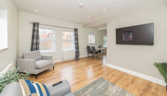 Duplex Apartment - Modern & Convenient - Pass the Keys