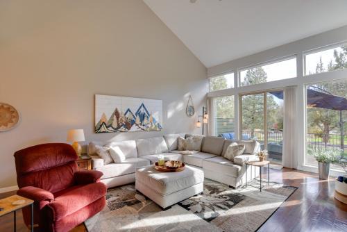 Eagle Crest Retreat: Creekside Townhome w/Hot Tub