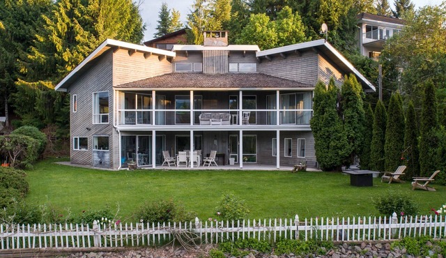 Eagles Bliss, nested in the surrounding beauty of the bay and mountain views.