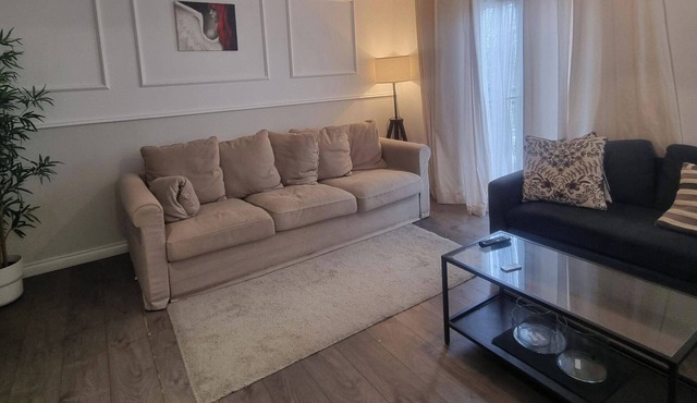 East London 2-Bed Ap Sleeps 4 near Hainault Forest