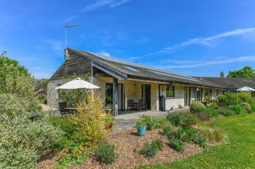 Eco 2-Bed Bungalow with Biodiverse Garden & Solar