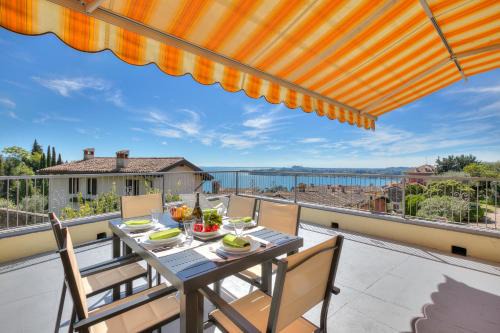 Eden House - Terrace & View Lake - Happy Rentals
