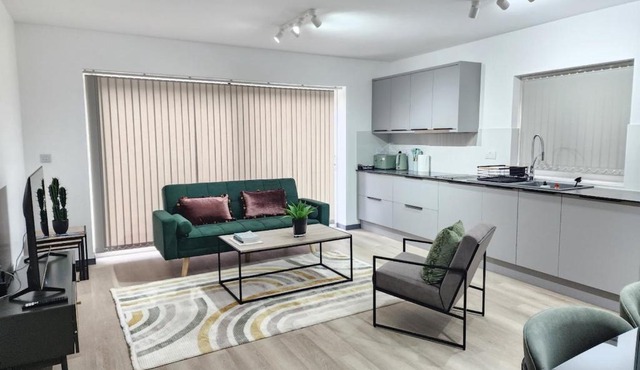 Elegant 2-Bed Apartment with AC, Sleeps 5, Private Garden, Free Parking, Netflix, WiFi, New build