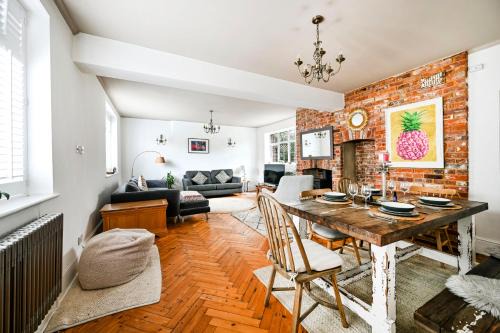 Elegant 3-Bed Home with Garden & Parking Near Stansted Airport