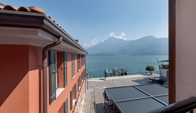 Elegant Apartment with Lake Como View, Wi-Fi and Air Conditioning