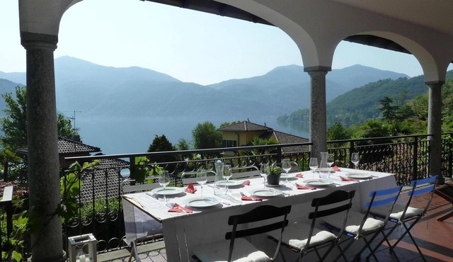 Elegant domicile with lake view, terrace, garden, private beach of the community