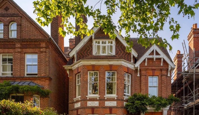 Elegant Henley Townhouse- private road