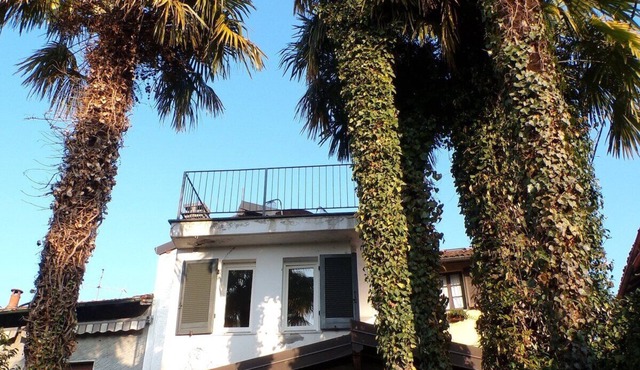 Elegant historic house a few steps from the lake, with garden and terrace overlooking the lake