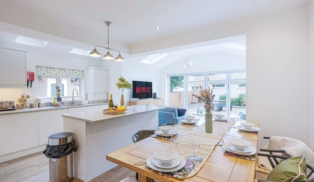 Elegant House in Excellent Location Sleeps 8 Free Parking Fast Wifi VirginTV