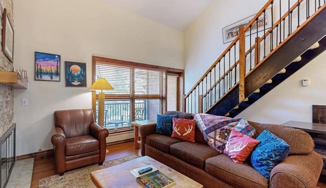 Elegant, ski-in/out condo w/fireplace, fast WiFi, shared pool/hot tubs/laundry