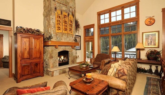Elegant Ski-in/Ski-out Condo + Outdoor Hot Tub