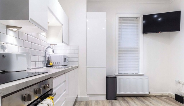 Elegant Spacious 2 Bed Flat with Garden - Sleeps 7