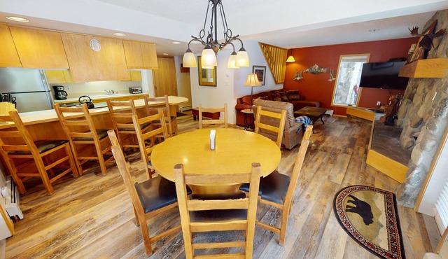 End Unit On River! Pool, Hot Tubs. Walk to Main St. Dining, Shops, Events