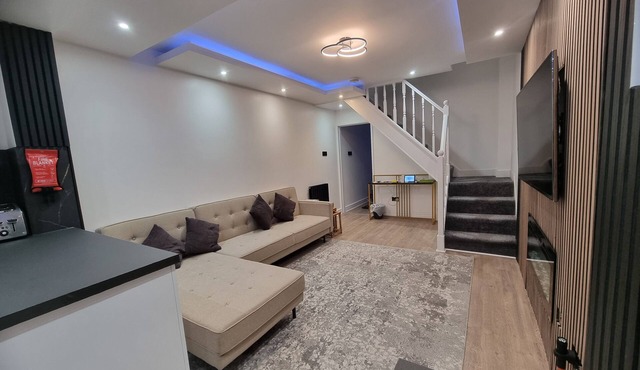 Enjoyable 3-bedroom house with WiFi in Watford central/30min to Central London