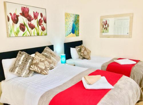 Ensuite Apartment with small Kitchenette, Private Bathroom and Parking