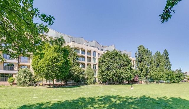Entire Central 3 bedroom Apt/en-suite with a View.