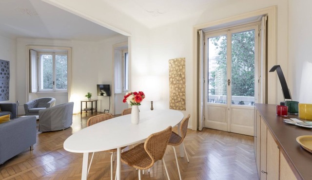 ERCOLE FERRAIO, 12 – Spacious and bright apartment