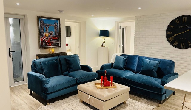 Escape London in London - 2 bed luxury apartment in lovely Wanstead