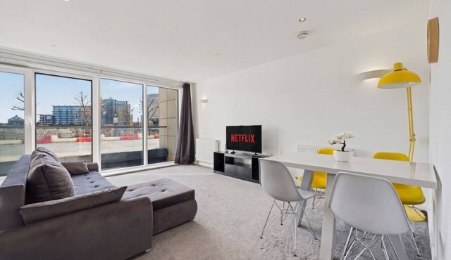 ExCel & O2 Waterfront Apartment with Gym Access
