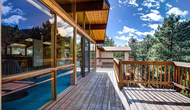 Exceptional PRIVATE Mountain home with HOT TUB and WiFi- 5BDR Minutes to Town