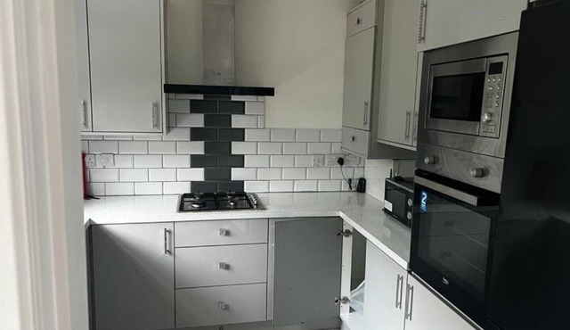 Exciting 4 Bedroom Bungalow in Greater London Sleeps 6