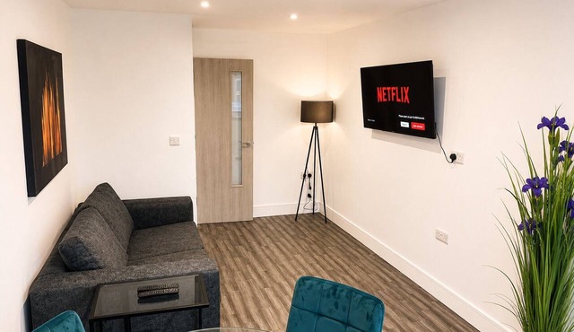 Executive Flat Near, Donington, EMA & Boots HQ 4