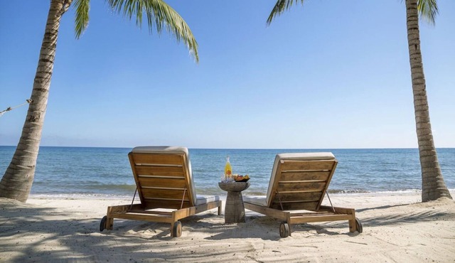 Explore Archaeological Sites! 3 Spacious Units, Outdoor Pool, Beachfront