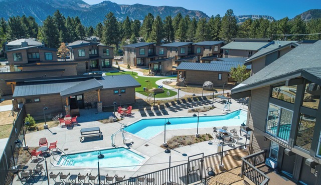 Explore Yosemite from Alpine Room w/Scenic Vistas & Mammoth Ski Access! 3 Units