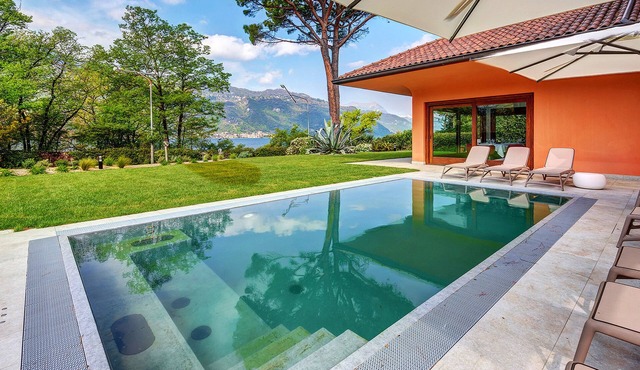 Fabulous villa with lovely garden, heated pool and lake views! - Villa Amanda