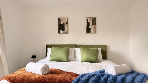 Family-Friendly 4-Bed Home in Cambridge with Parking & Sleeps 7