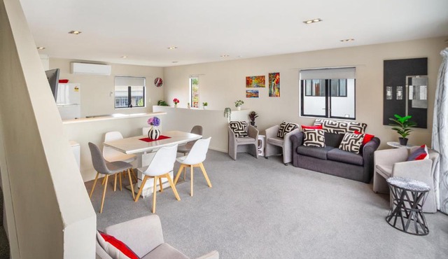 Family-Friendly CHCH Home, Peaceful & Spacious