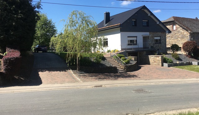 Family friendly house in rural area with horses, chickens and cats