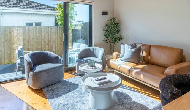 Family Home Near CBD + Garage & Outdoor Dining