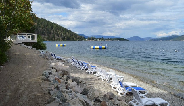 Family Oriented Comfy cottage with lake view at LaCasa Resort